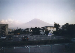 Mt. Fuji vom Bahnhof aus
